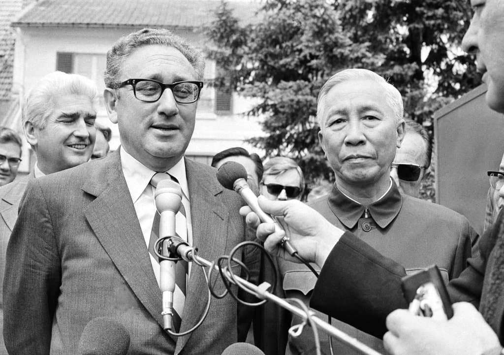 En esta foto de archivo del miércoles 13 de junio de 1973, el consejero de Seguridad Nacional del presidente Nixon, Henry A. Kissinger, a la izquierda, y Le Duc Tho, miembro del Politburó de Hanoi, en el exterior de una casa suburbana en Gif Sur Yvette, en París, tras una sesión de negociación.