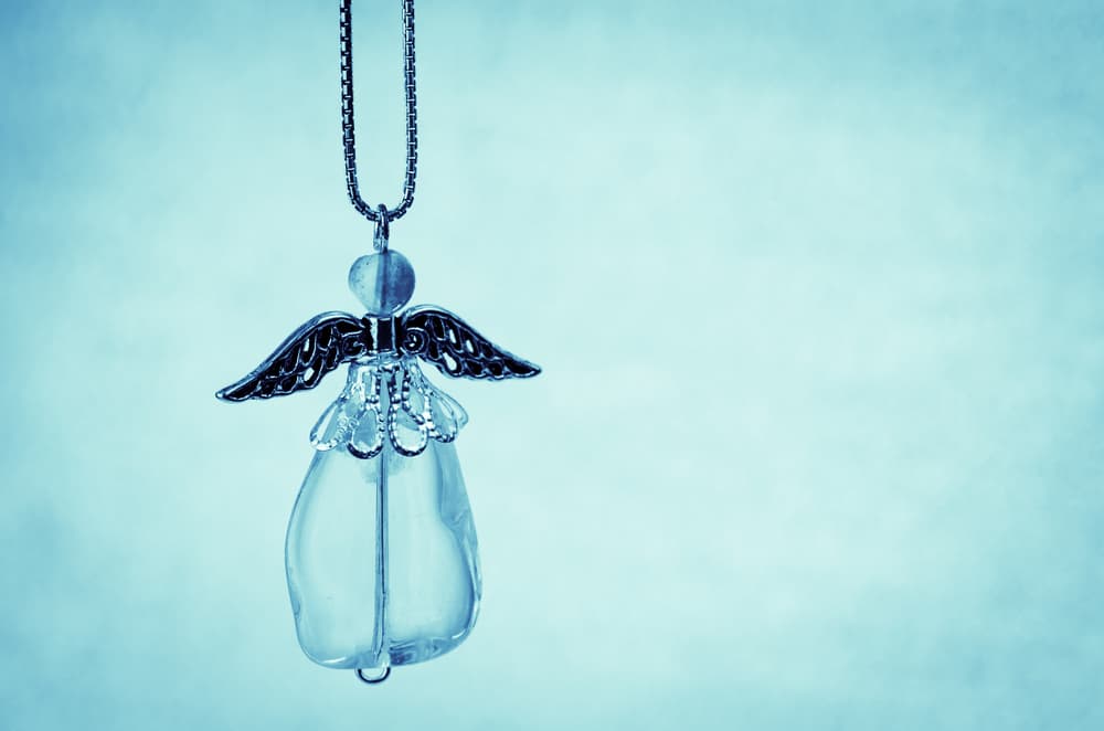 <b>- Plumas, medallitas.</b> Repentinamente se encuentran en el piso plumas –por lo general blancas- ó medallas con imágenes religiosas.