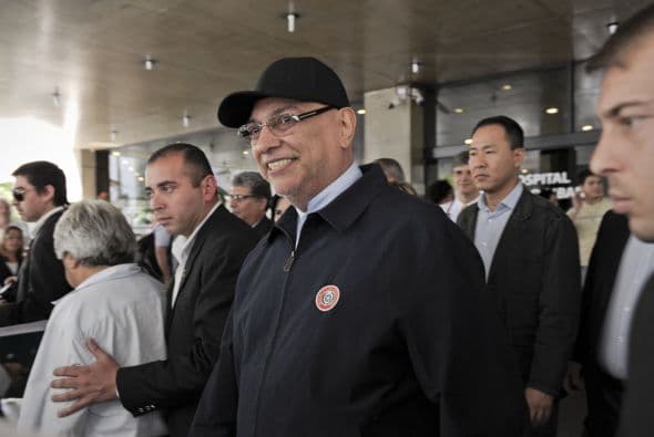 A su arrivo al aeropuerto asunceño, el mandatario informó que continuará con el tratamiento del cáncer.