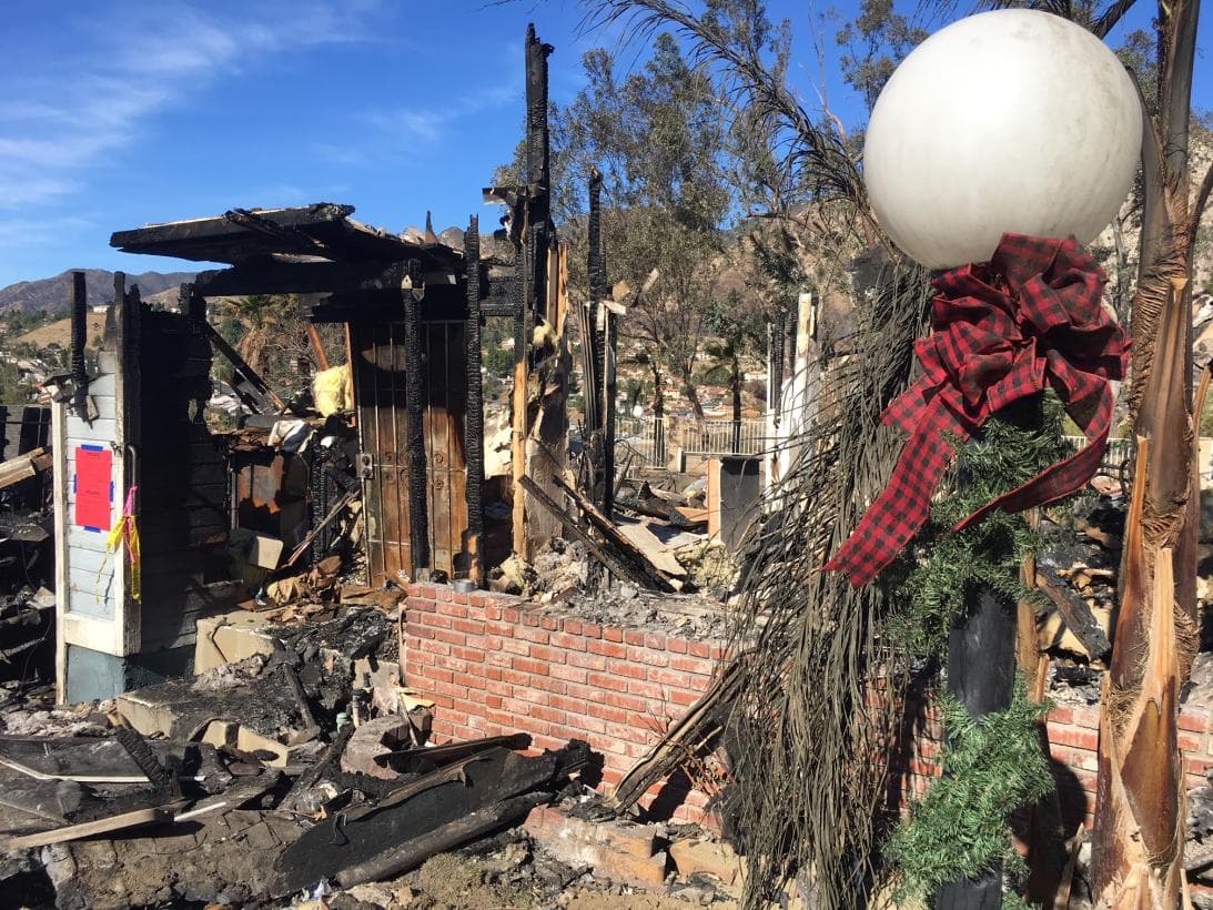 En algunos sitios, las decoraciones navideñas que sobrevivieron a las llamas son el testimonio de que allí las familias aspiraban a un fin de año muy distinto al que vivirán.