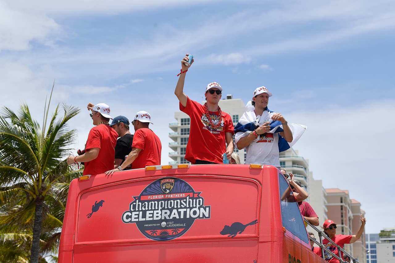 Mientras algunos jugadores descendían del autobús de dos pisos para saludar al público, otros permanecían a bordo, disfrutando del recorrido. Brindando entre ellos y con los aficionados, entre los que había familias, niños y adolescentes, muchos de los cuales habían llegado desde muy temprano para conseguir un buen lugar y ver de cerca a los deportistas.
<br>