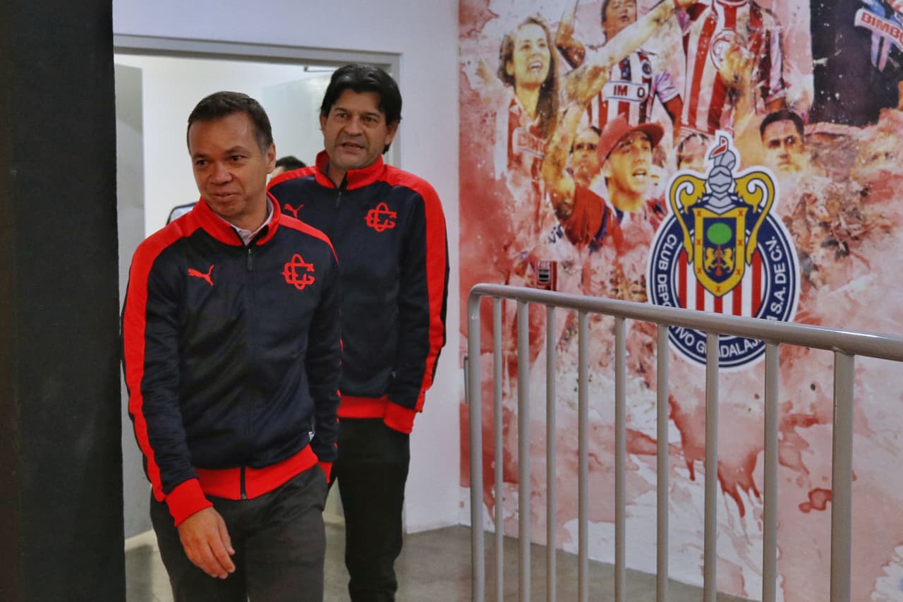 El director deportivo Mariano Varela (izquierda) y el técnico Saturnino Carodozo (centro) acudieron para encabezar la presentación de los nuevos jugadores de Chivas.