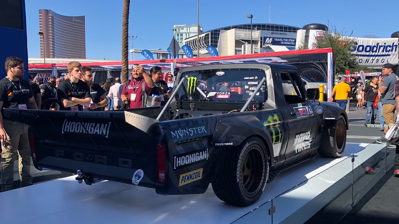 Block dice estar "más que complacido con el resultado de este proyecto. Es uno de los vehículos más únicos que he visto en mucho tiempo". La carrocería de la F-150 Hoonigan fue hecha a mano en aluminio de grado militar. Quienes se la perdieron en Las Vegas, aún la pueden conducir virtualmente en 
<a href="https://twitter.com/kblock43/status/1058473064504139776" target="_blank">Forza Horizon 4</a>.