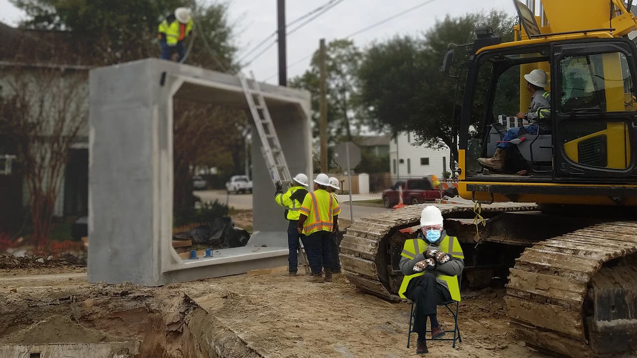 La mujer que le hizo los guantes al senador se llama Jen Ellis y es maestra en una escuela de Vermont, estado por el que Bernie es senador. "¡Gracias por todo el interés en los guantes de Bernie!" escribió la mujer en redes sociales y aclaró que no tenía más guantes como los de Sanders.