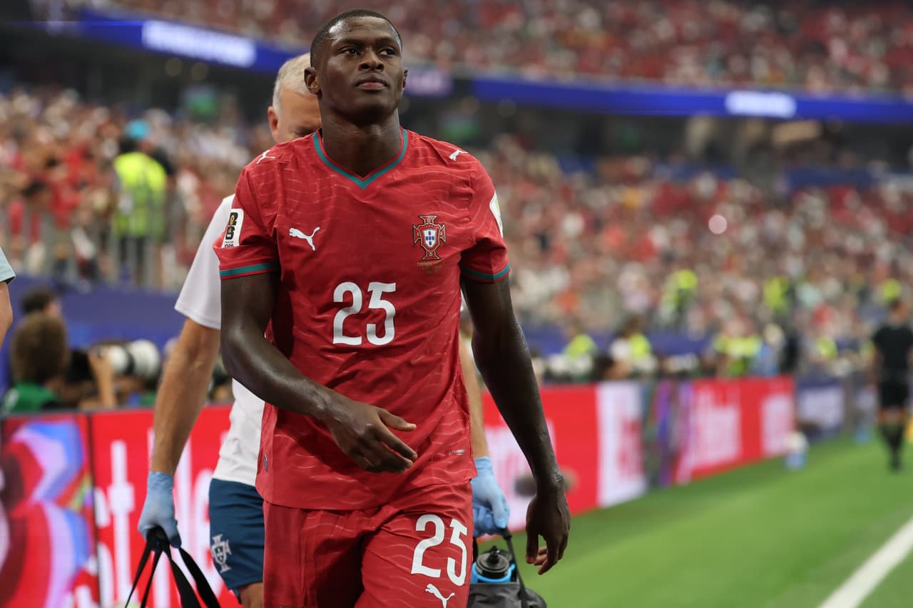 El portugués Nuno Mendes (25) abandona el campo debido a una lesión durante el partido de octavos de final de la Copa del Mundo entre Portugal y España en Arlington, Texas, cerca de Dallas, el lunes 6 de julio de 2026.