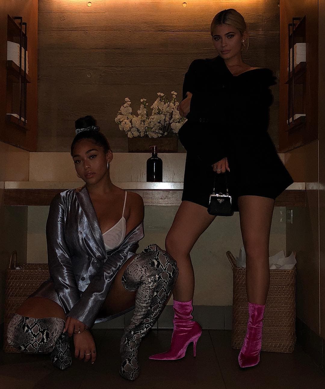 Woods vivía en la casa de Kylie hasta hace unos meses y la fuente de People afirma que todavía hay algunas cosas de ella en la residencia.