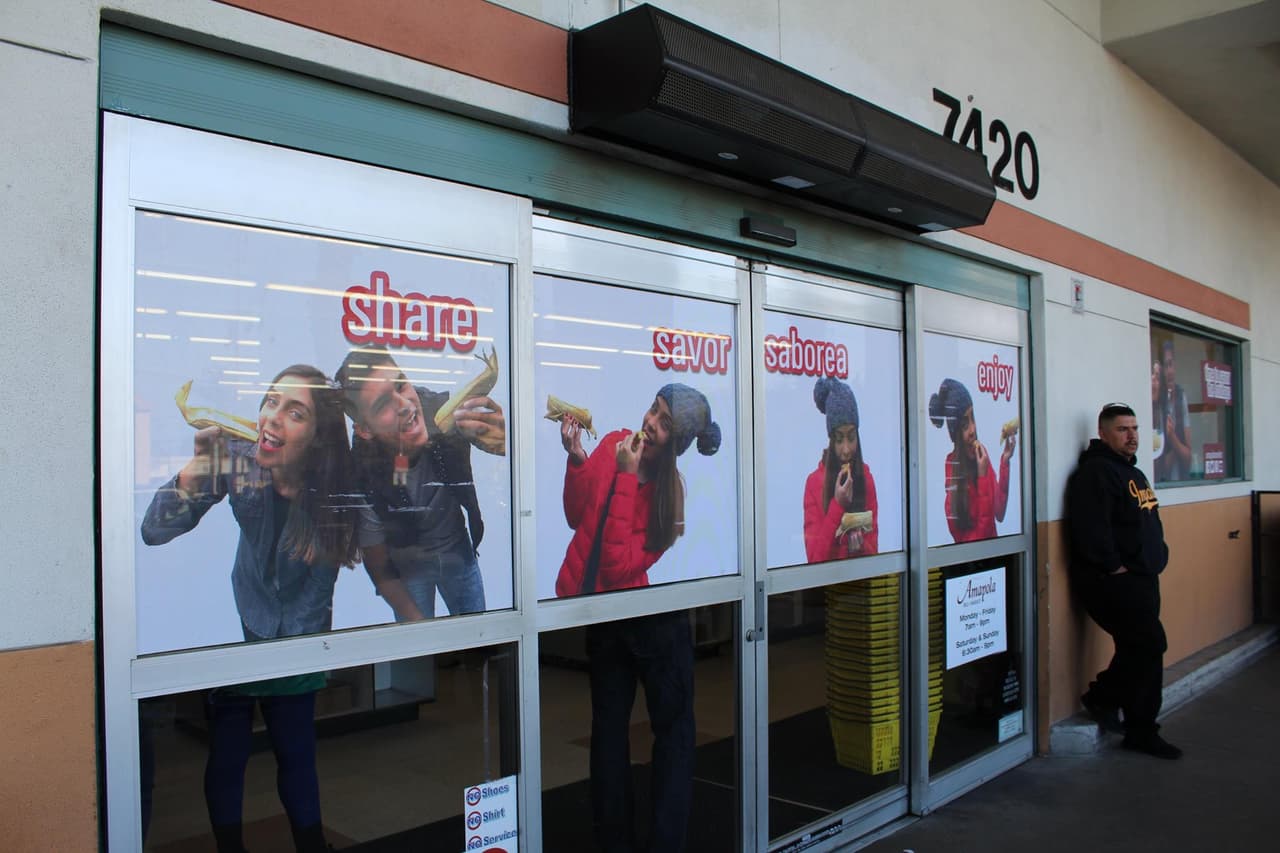 Clientes reclaman a la entrada de La Amapola por la masa para tamales en mal estado.