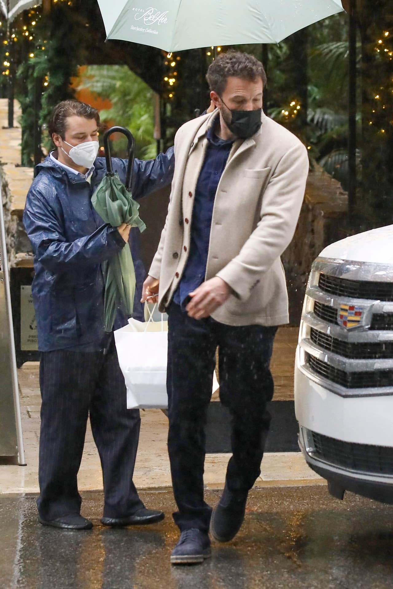 Al parecer tuvieron que pedir algo para llevar, pues se observó que el actor salió del lugar con un par de bolsas. 
<br>