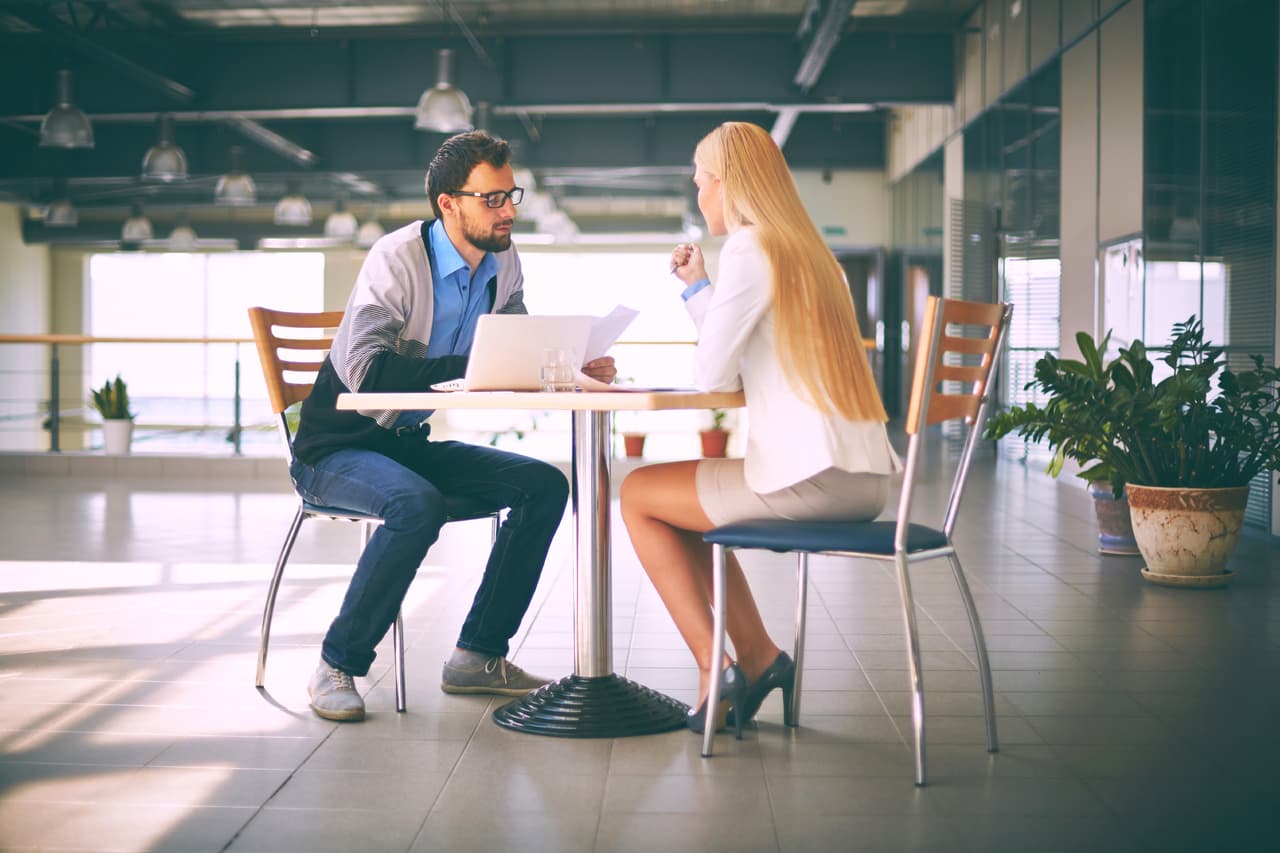 En este mes del Gallo se acentúa tu compatibilidad amorosa con la Oveja. Oportunidades que debes aprovechar este mes: Los prospectos positivos. La oferta desinteresada que te hará un amigo para ayudarte a poner orden en tu casa y así eliminar de una vez y por toda los papeles, muebles y objetos acumulados que solamente crean ansiedad.