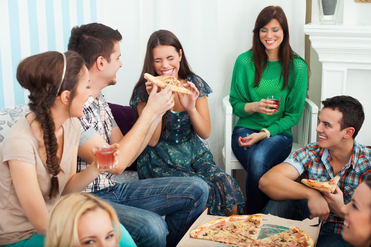 En este mes del Gallo se acentúa tu compatibilidad amorosa con el Gallo. Oportunidades que debes aprovechar este mes: Los movimientos sociales. Una actividad o encuentro familiar o de amigos que te vendrá muy bien desde el punto de vista afectivo y fortalecerá tu vida emocional.