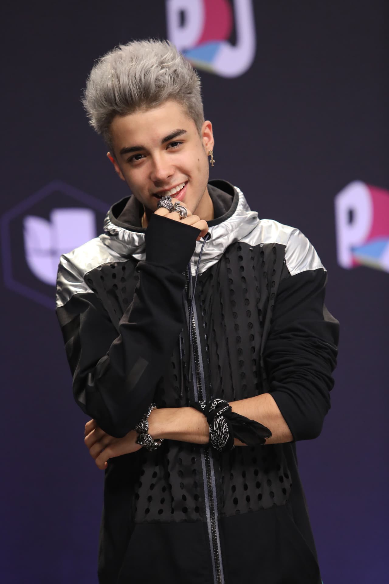 El cantante Mario Bautista apareció con nuevo color de cabello.