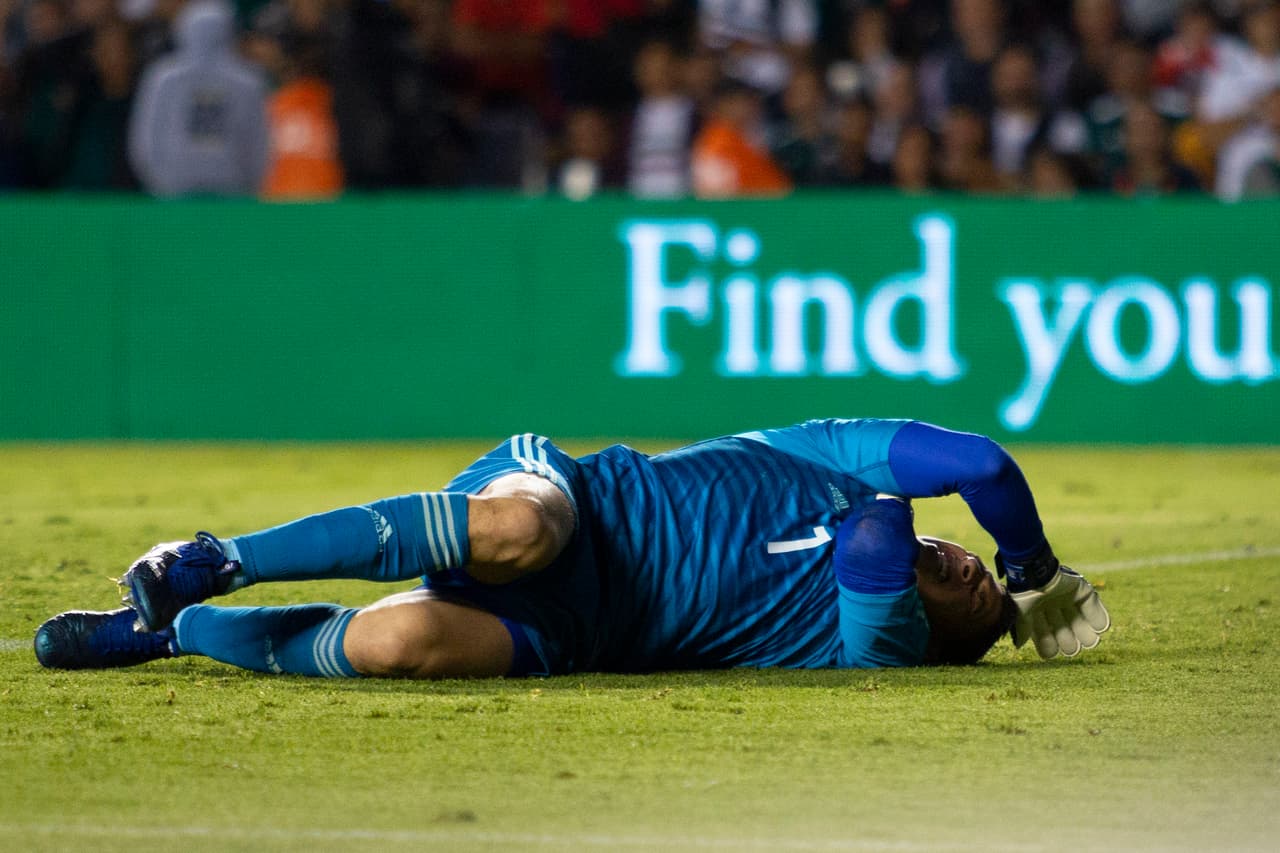 Sin embargo, González apenas se retorcía en el suelo tras ese impacto que lo afectó fisicamente.