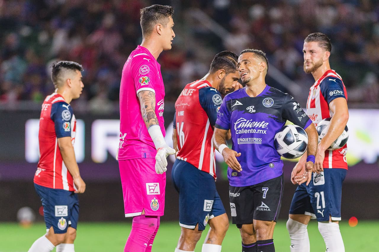 A la media hora de juego, Daniel Amador era derribado por Raúl Gudiño en el área y el árbitro marcaba penal.