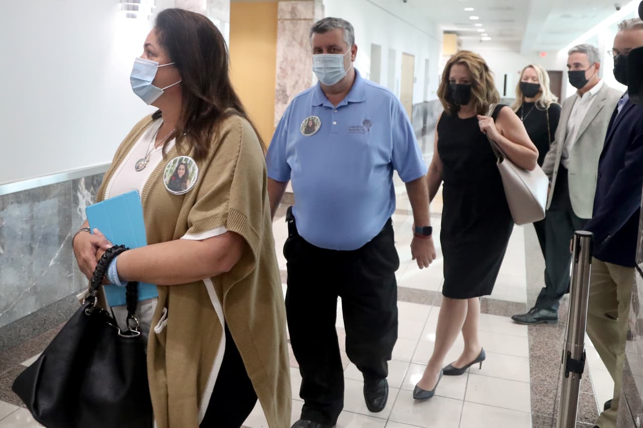 "Algunos días como hoy son especialmente dolorosos": padre de una de las víctimas de Parkland