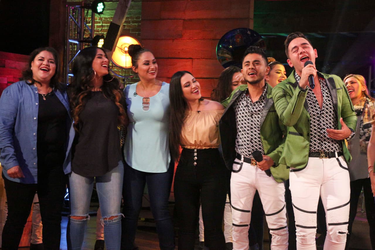 La Reina de la Canción se engalanó con la visita de Banda Carnaval, quienes interpretaron su éxito 'Ella es mi mujer' para todas las concursantes y aprovecharon para mostrar sus mejores pasos de baile.