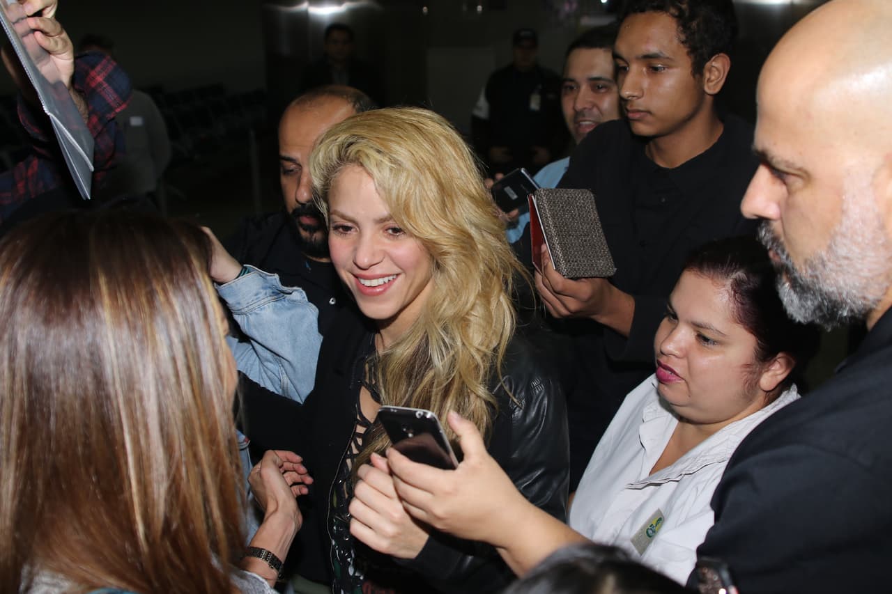 Y al llegar a tierras brasileñas, Shakira de inmediato fue asediada por muchos fanáticos.