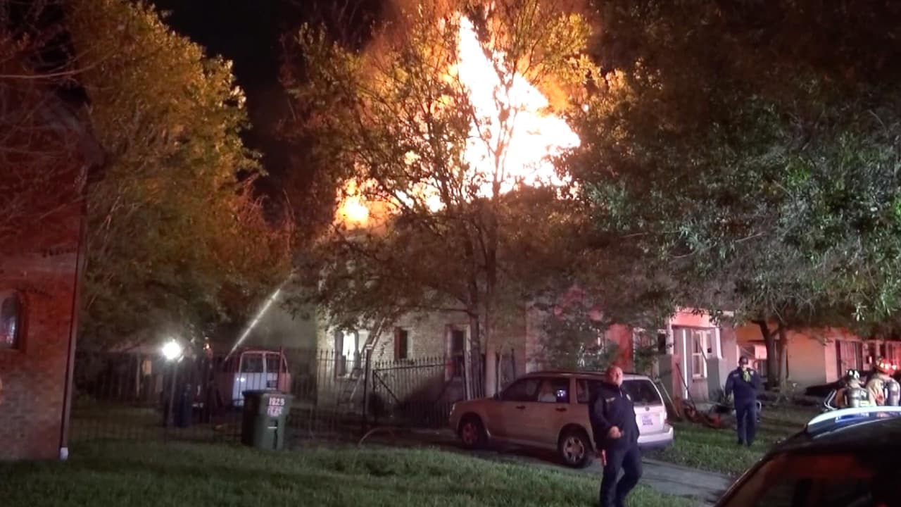 Incendio causa el derrumbe del techo de una casa en Houston: dos familias son rescatadas