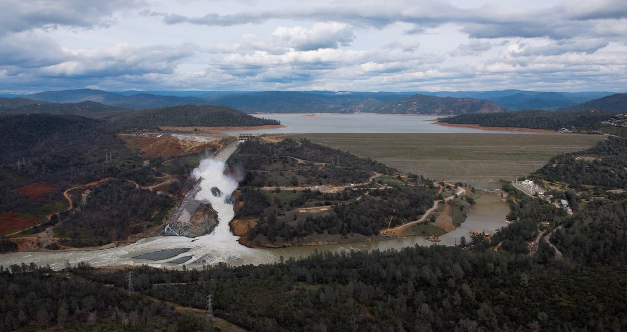 La represa de Oroville es la más alta de EEUU. Cuando el agua llega al máximo de su nivel se sitúa a 900 pies de altura respecto al mar.