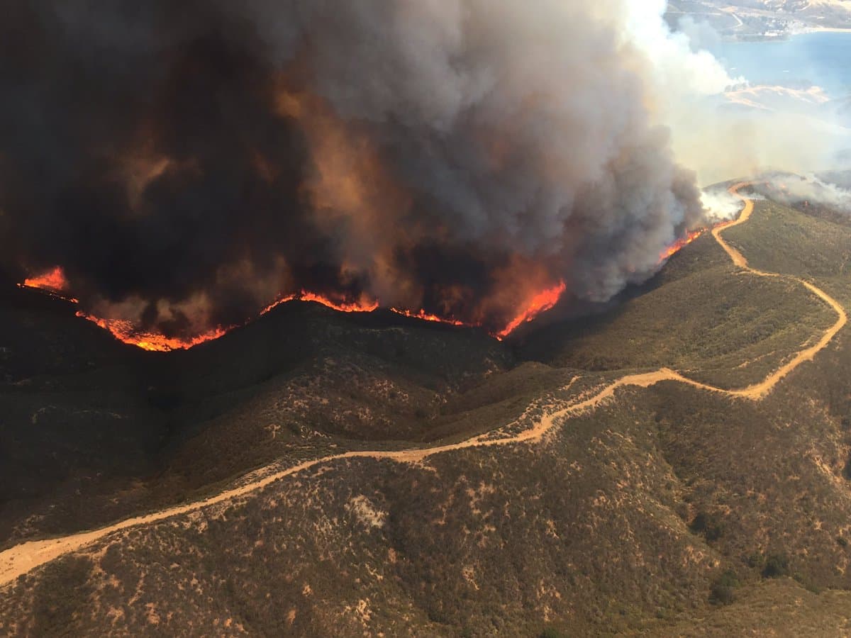 Las llamas avanzan por las condiciones secas.