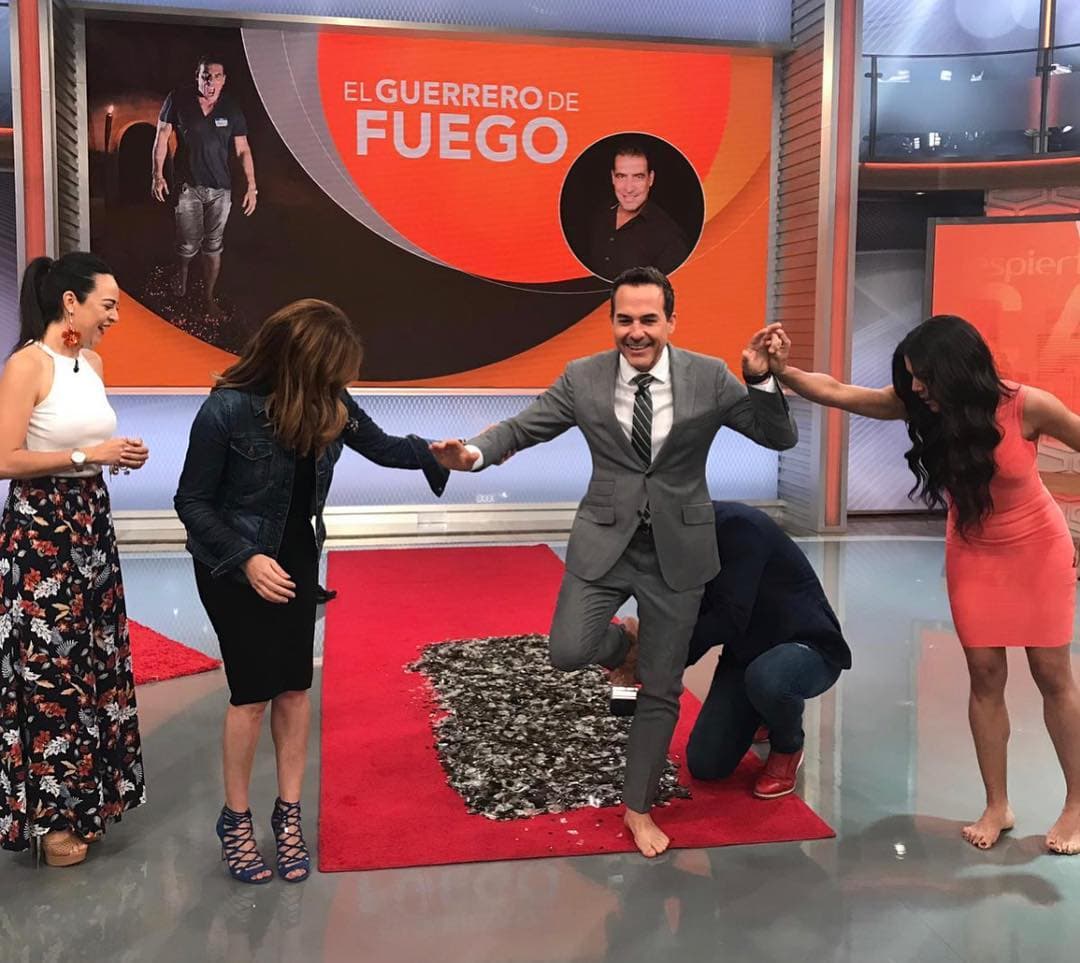 El integrante de la familia de Despierta América es muy osado, y lo ha demostrado en varias ocasiones, una de ellas fue cuando caminó sobre vidrio durante una transmisión en vivo del show.
<br>