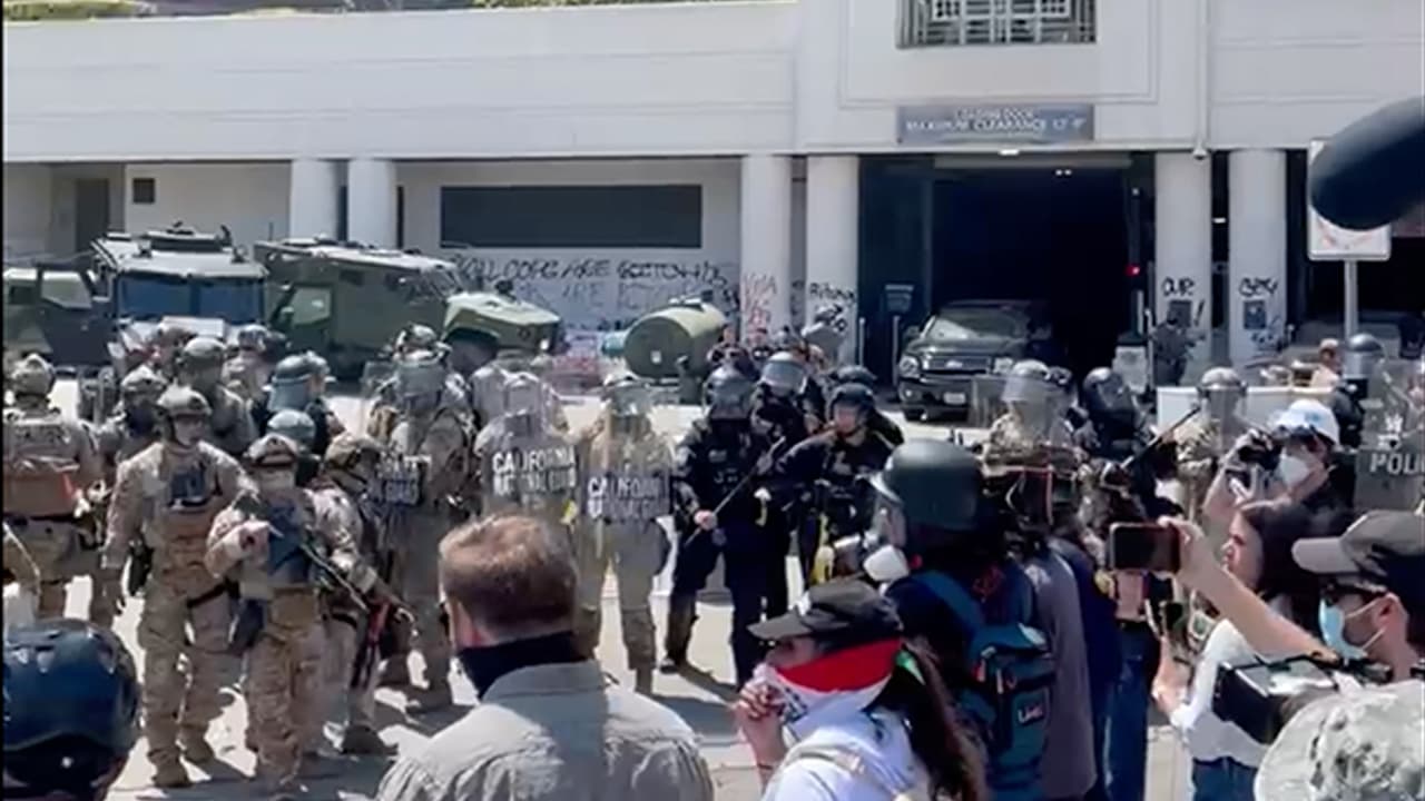 La protesta de este martes siguió a disturbios registrados la noche anterior, que incluyeron vandalismo y saqueos limitados en el centro de Los Ángeles, con más de 100 personas detenidas.