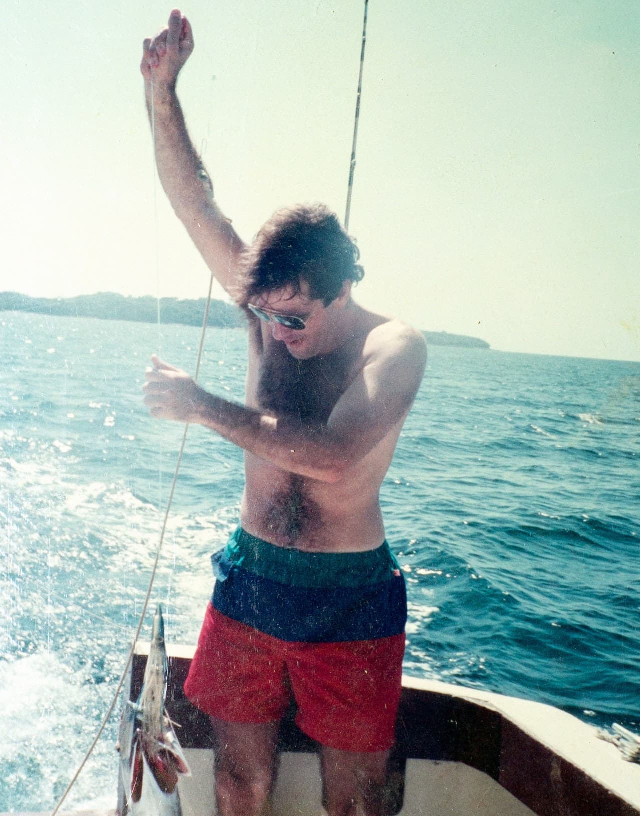 El periodista David Adams en un viaje de pesca en la isla Contadora el 16 de diciembre de 1989, tres días antes de la invasión de Panamá.