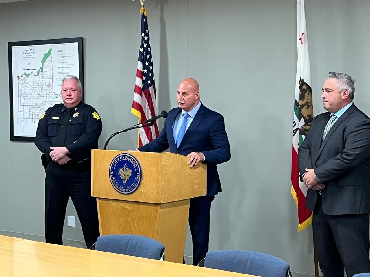 El Alcalde de Fresno, Jerry Dyer, comunicó que la investigación descartó la participación interna en la estafa.