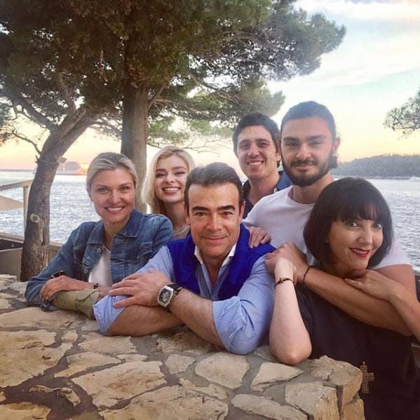 Aunque 'Toñito' está comenzando a hacer su vida independiente y vive lejos de su familia, no deja depensarlos: "Extrañando al grupo", escribió el jovencito en Instagram.