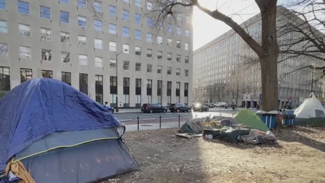 Adelantan desalojo de desamparados en McPherson Square pese a las bajas temperaturas