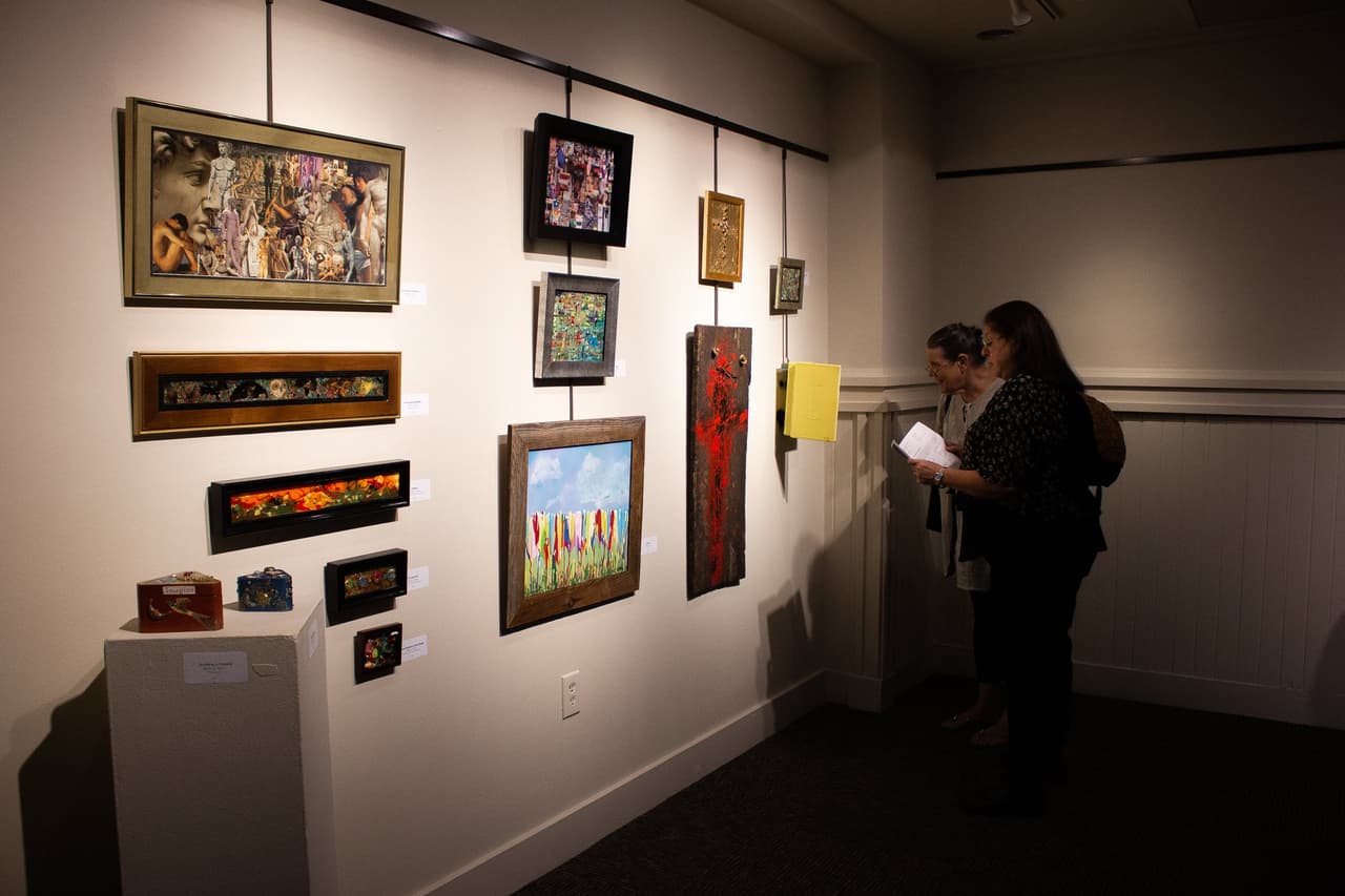 <b>DISFRUTA DEL J. BAYARD CLARK & NATURE CENTER</b>: El parque de 76 acres cuenta con un área de juegos, cascadas, senderos y un enorme Centro de la Naturaleza. En el Centro de la Naturaleza, puedes aprender sobre árboles y animales nativos. Hay animales vivos y disecados, rocas y piedras preciosas, y mucho más.