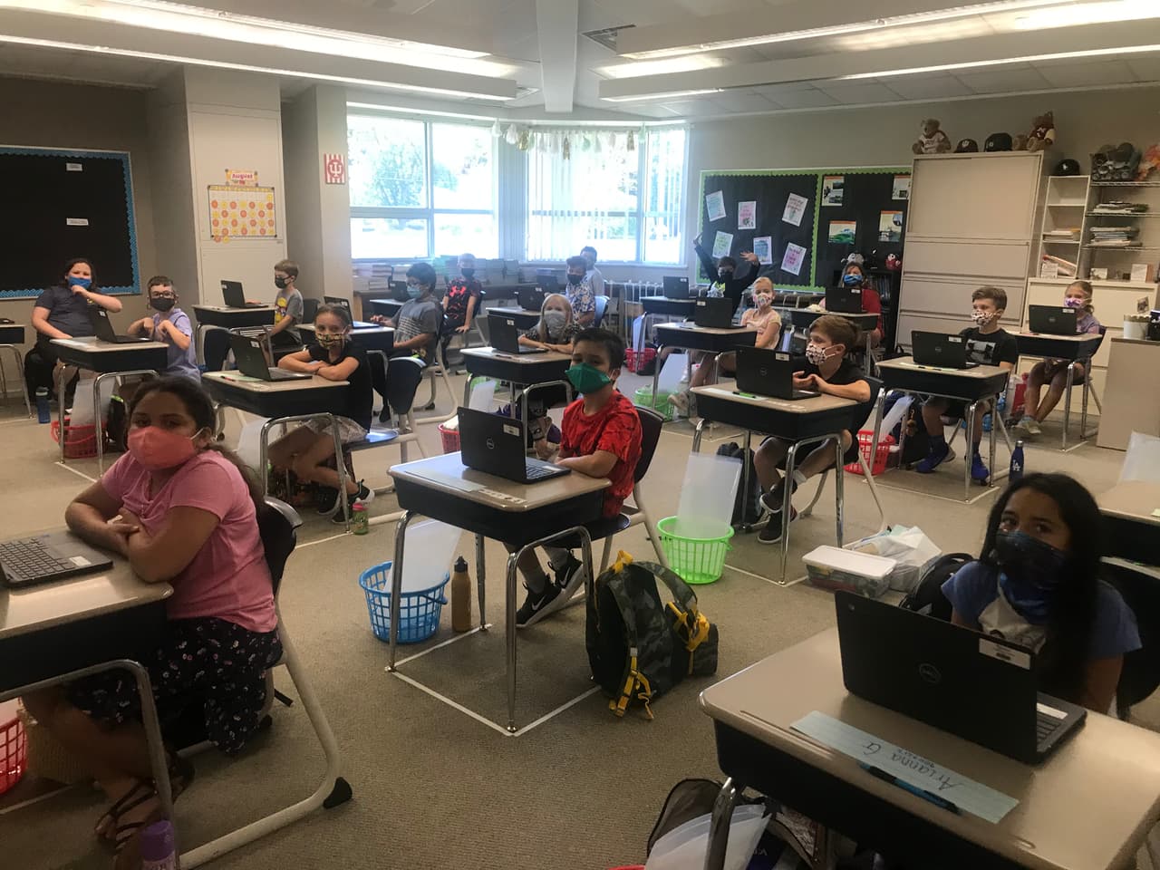 Con fuertes restricciones, algunas reservas y miles de libras de productos de limpieza disponibles, el distrito de Munster habian dicho que estaban listos después de las vacaciones de verano para que los niños regresaran a clases.