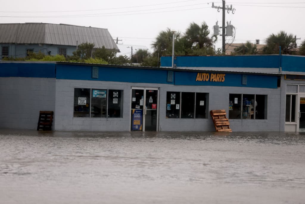 Miles de personas permanecían este lunes en la tarde sin servicio de energía eléctrica, a causa de las inundaciones y los cables caídos.