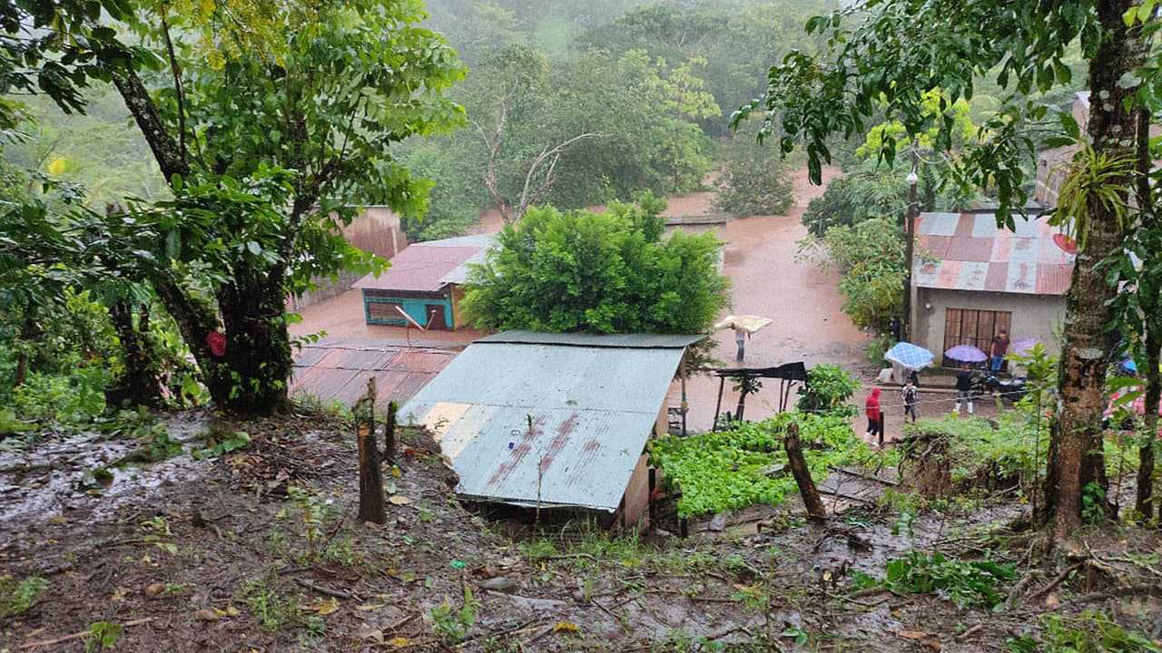 Iota mantenía vientos con fuerza de huracán de categoría 1 el martes por la mañana y se movía tierra adentro sobre el norte de Nicaragua con vientos máximos sostenidos de 135 kilómetros por hora (85 millas por hora).