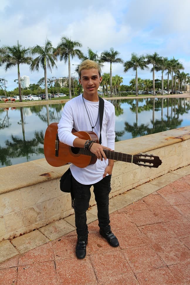 Estos chicos trajeron sus guitarras para las audiciones de La Banda en Puerto Rico.