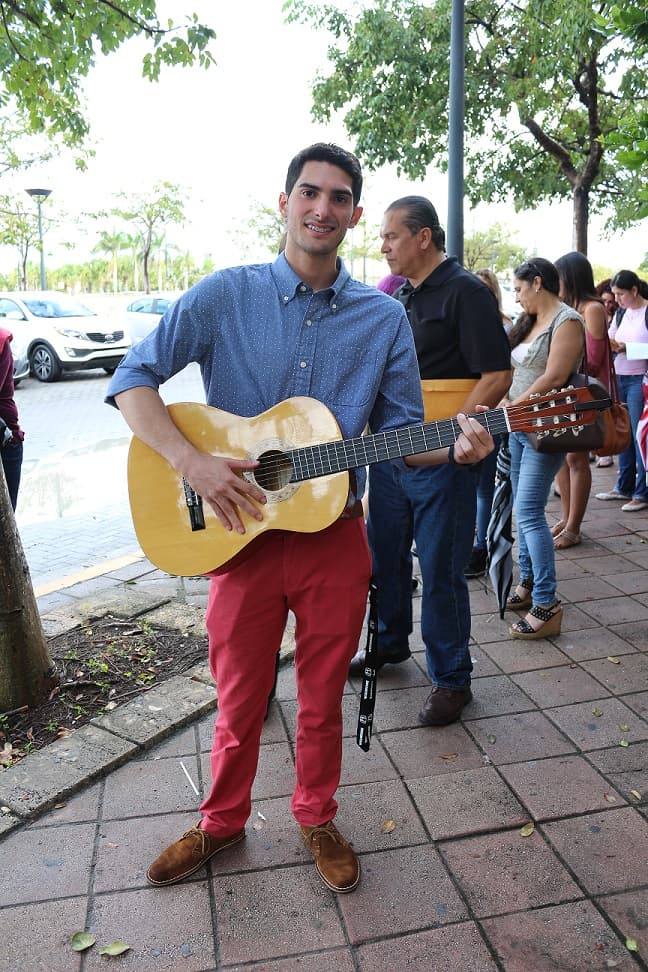 Estos chicos trajeron sus guitarras para las audiciones de La Banda en Puerto Rico.