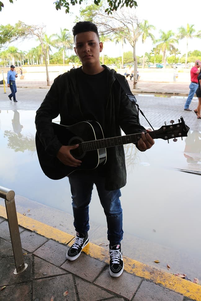 Estos chicos trajeron sus guitarras para las audiciones de La Banda en Puerto Rico.