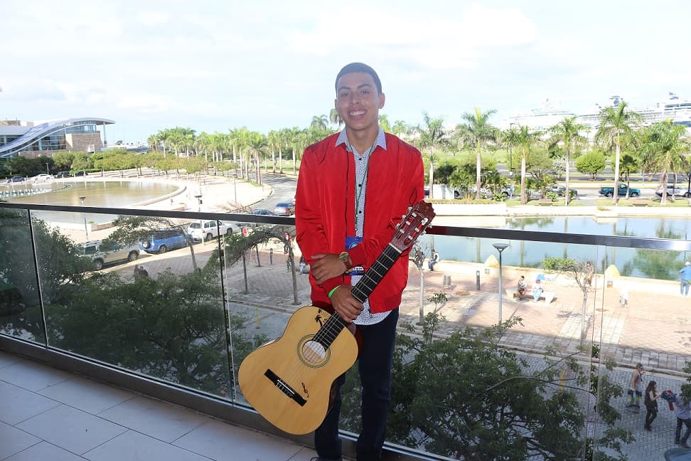 Estos chicos trajeron sus guitarras para las audiciones de La Banda en Puerto Rico.
