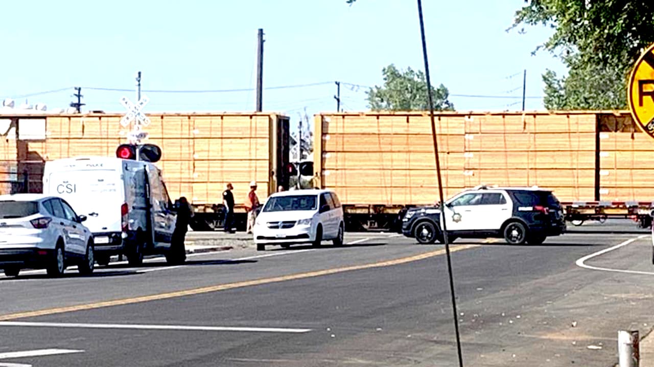 Mujer muere atropellada por un tren en el centro de Fresno