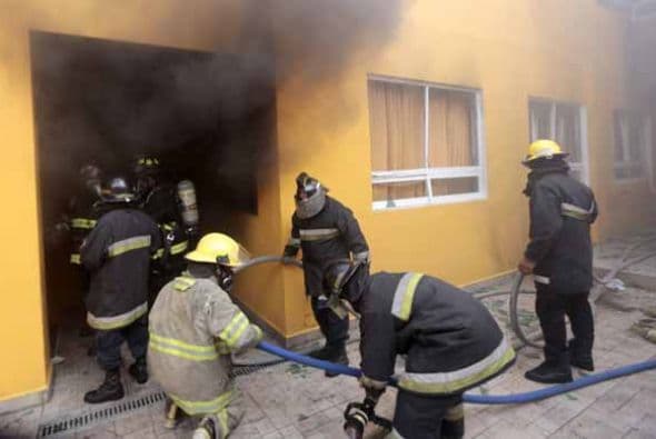 De acuerdo con las investigaciones, los policías de Cocula y de Iguala recibieron la indicación de enfrentar a las personas que viajaban en autobuses, por lo que también dispararon a las personas que iban a bordo de uno de ellos y que eran integrantes de un equipo de futbol. Con la información de Univision.com