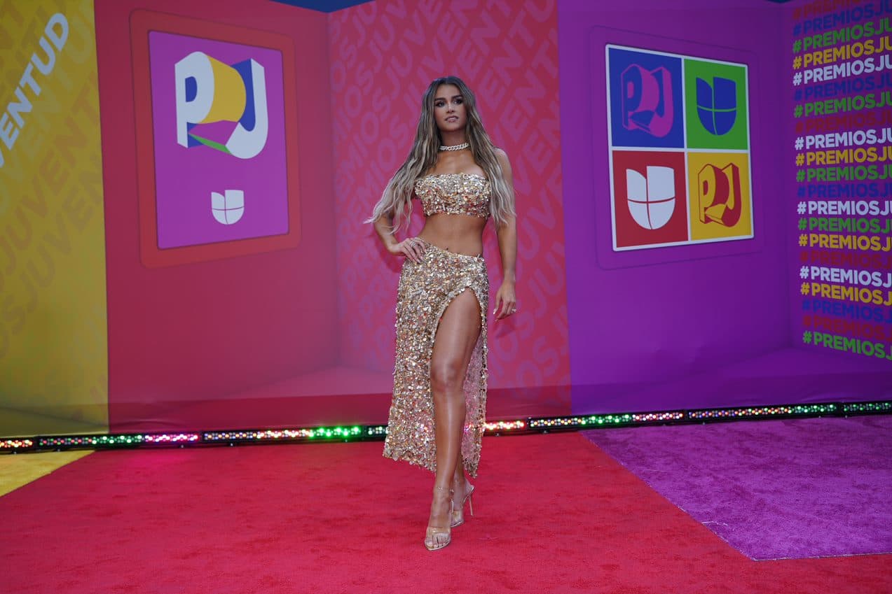 Clarissa Molina brilló con su atuendo de dos piezas y extensiones rubias.