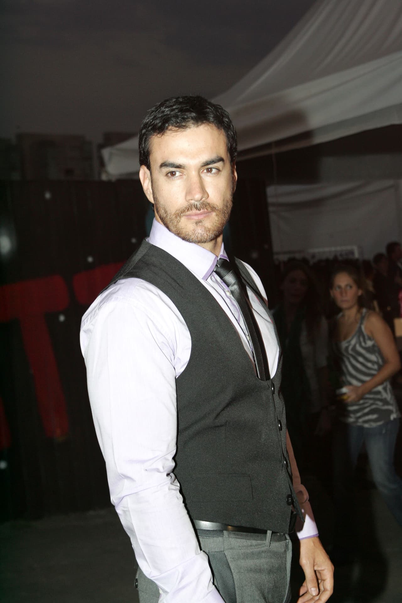 Gracias a las villanías de su personaje, el año siguiente se hizo acreedor a su primer
<b> Premio TVyNovelas</b> como 'Mejor actor antagónico'.