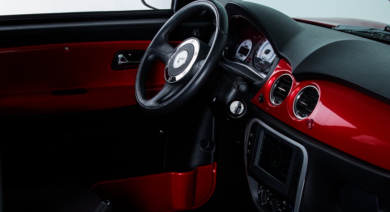 Zacua dice que sus vehículos cuentan con un 
<b>teléfono integrado</b>; no sabemos si se refiere a integración Bluetooth o a una línea telefónica propia para cada auto,