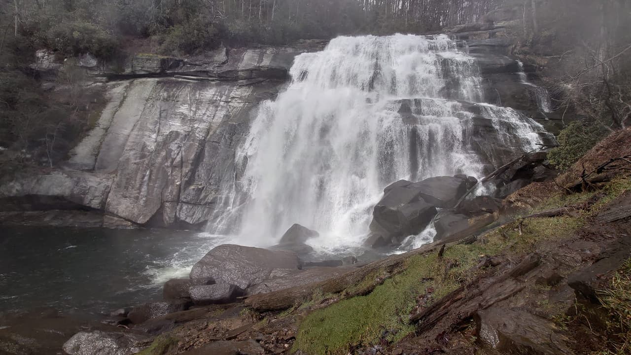 Rainbow Falls es una de las cascadas más espectaculares de las montañas Blue Ridge en Carolina del Norte.