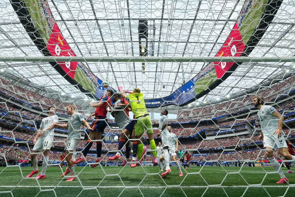 Gol anulado para España por falta al portero austriaco (AP Photo/Andre Penner)