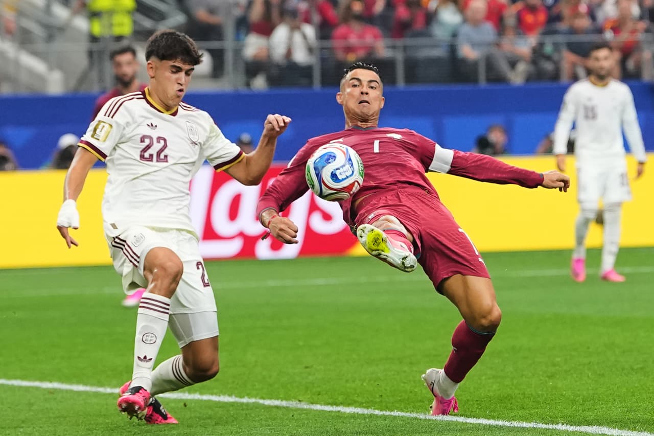 El portugués Cristiano Ronaldo (7) remata a gol mientras el español Pau Cubarsí (22) defiende durante el partido de octavos de final de la Copa del Mundo entre Portugal y España en Arlington, Texas, cerca de Dallas, el lunes 6 de julio de 2026.