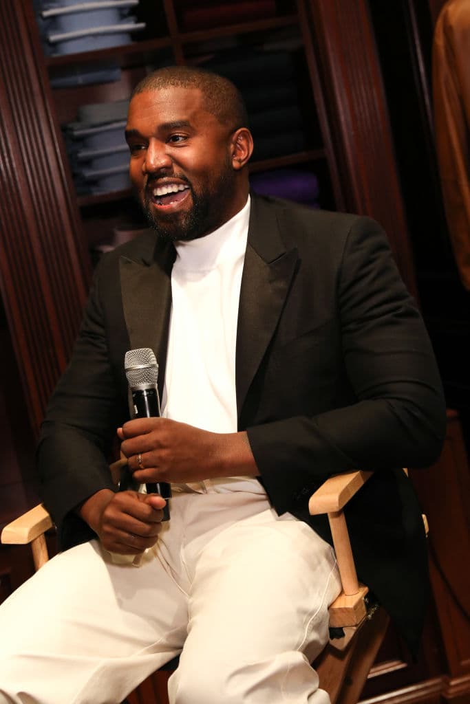 En ese momento, la socialité pudo justificar el uso de las joyas, pues un par de ellas tenían un significado especial: hacían referencia a su esposo Kanye West, una rendía homenaje a su disco 'The Life of Pablo' y la otra era una colaboración con Jacob & Co, publicó '
<a href="https://mx.hola.com/moda/2018011520944/kim-kardashian-joyas-promesa-robo/" target="_blank">¡Hola!</a>' .