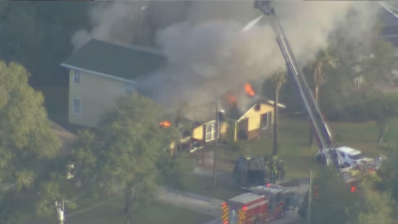 Situación de sujeto atrincherado en Deltona, Florida.