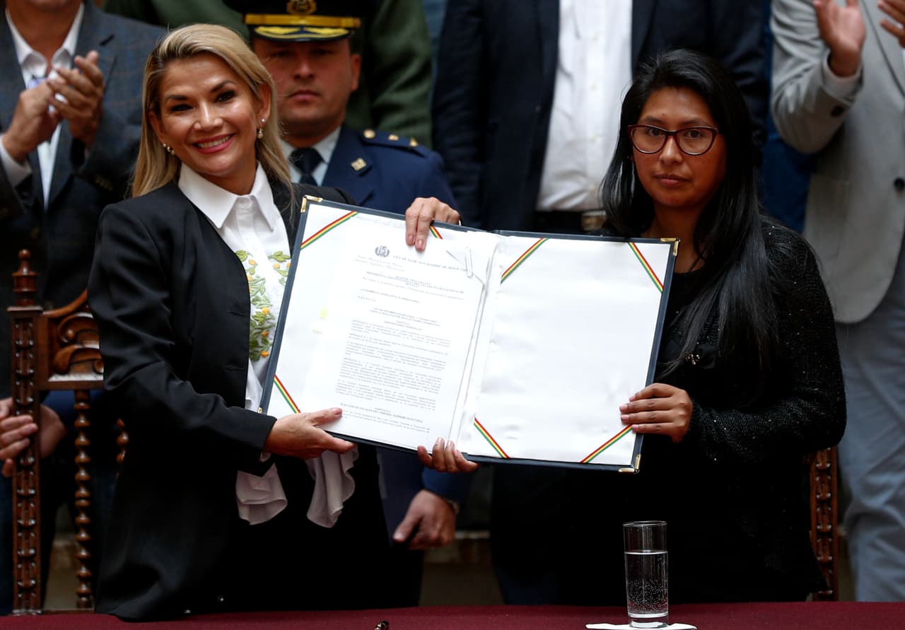 La presidenta interina de Bolivia promulga nueva ley para la realización de elecciones generales