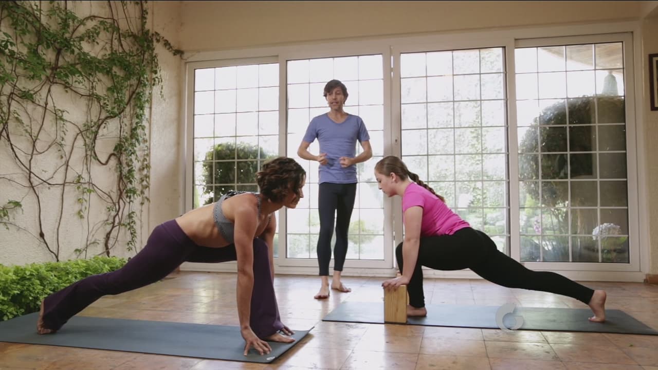 Desde ese centro de la pelvis, empuja hacia abajo con la pierna izquierda y levanta el torso.