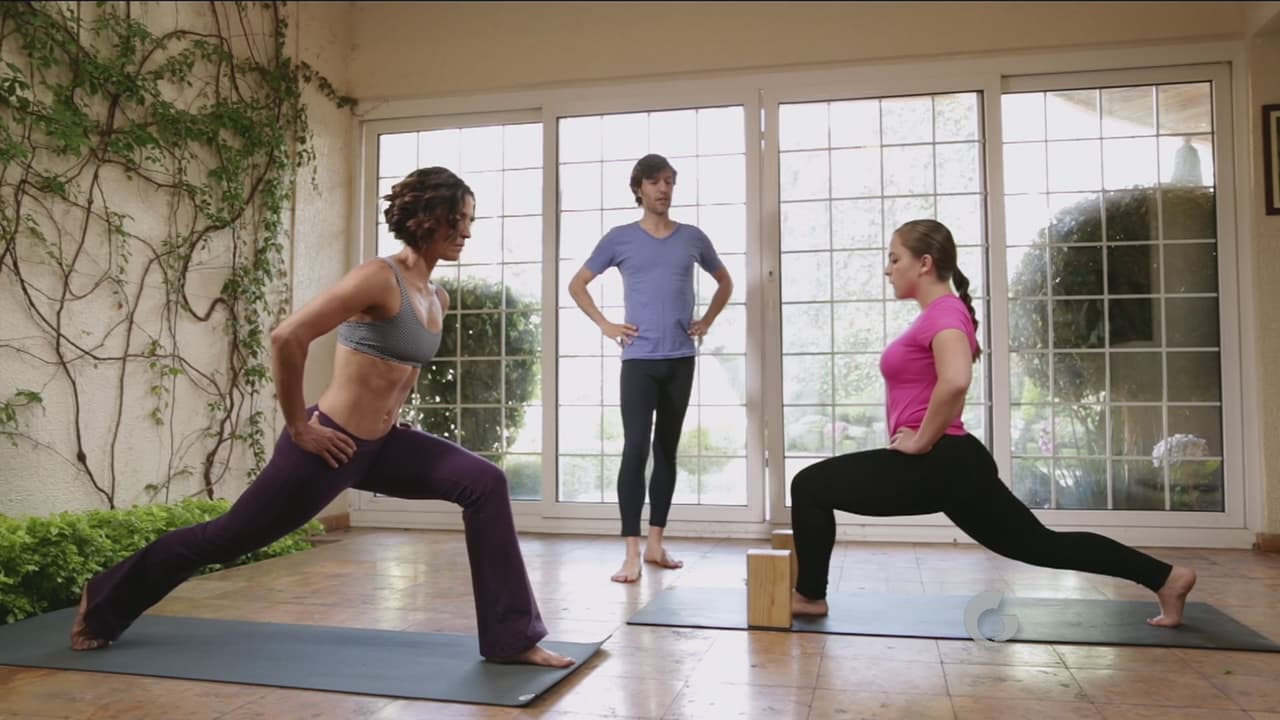 Lleva las manos a la cintura.